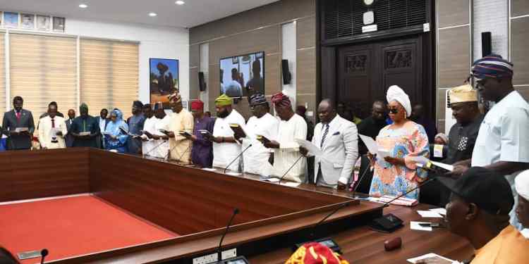Oyo: Makinde Swears in SSG, HOS, 16 Commissioners, Others at Governor’s Office