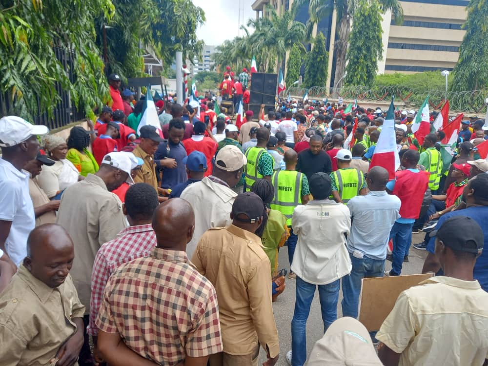 Oyo: PMS Thugs Attack Activists During Peace Walk to Protest Conversion of Agodi Forest Reserve to Housing Estate – Sahara Reporters