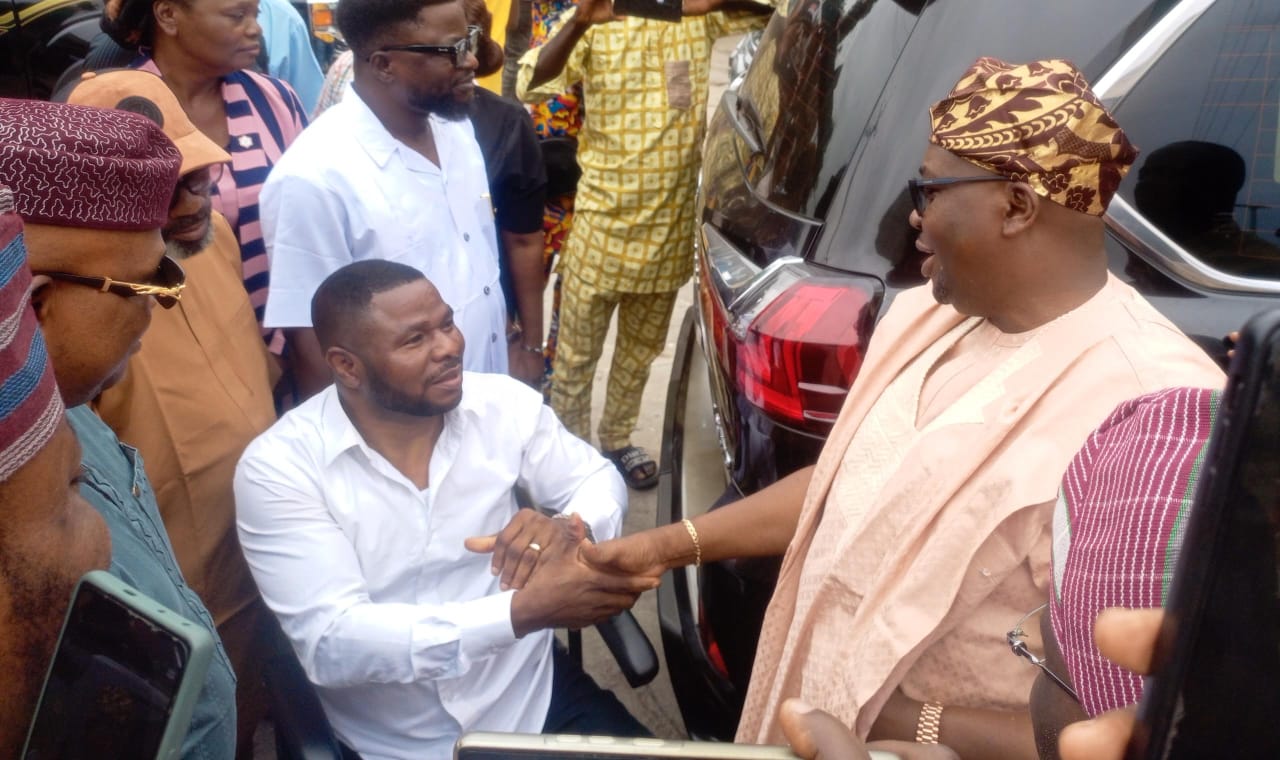 Oyo: Power Minister Adelabu Visits Fresh FM, Ayefele Over Fire Incident, Pledges Support